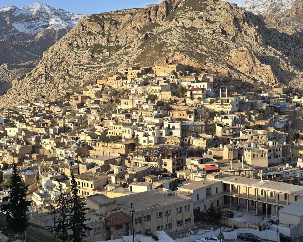 A panoramic view of Akre, a historic mountain town in northern Iraq’s Kurdistan region, known for its terraced houses and surrounding landscapes, offering a scenic stop often included in cultural tours in Iraq exploring Kurdish heritage and nature.