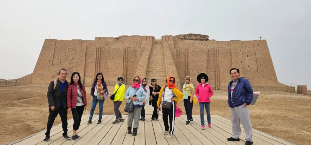 Group tour in Iraq desert with an asian tourist group, personalized small group itinerary, full image