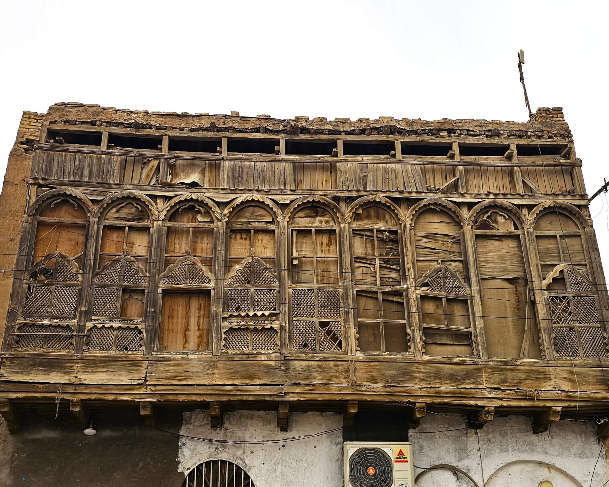 raditional Shanashel houses in Basra, Iraq, featuring carved wooden balconies and historic merchant architecture along the Shatt Al-Arab River, showcasing Basra’s cultural heritage.